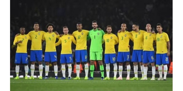 Equipe do Brasil prestou respeito ao designer de seu uniforme de futebol